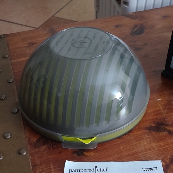 Pampered Chef Salad Cutting Bowl - Picture 2 of 9